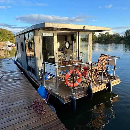 Houseboat Water Boy Apartament Plywajacy Dom Na Wodzie Lodz Uraz  Zewnętrze zdjęcie