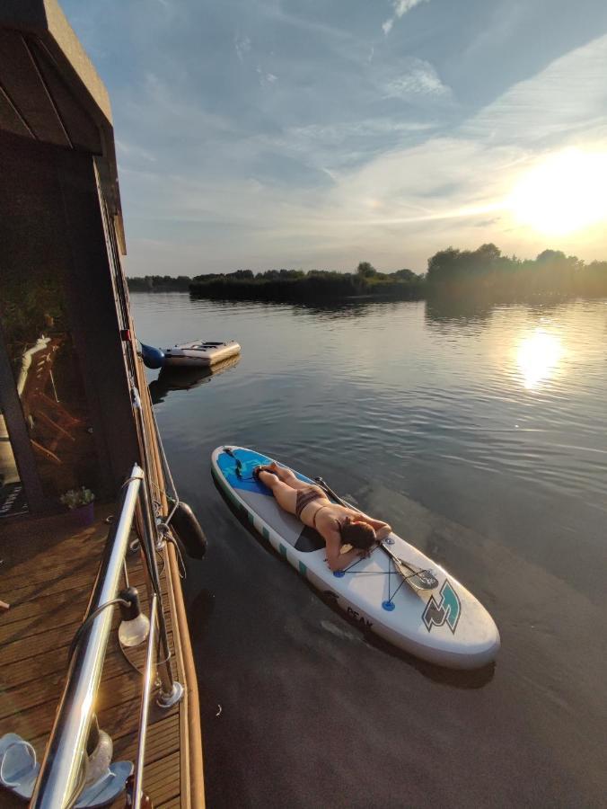 Houseboat Water Boy Apartament Plywajacy Dom Na Wodzie Lodz Uraz  Zewnętrze zdjęcie