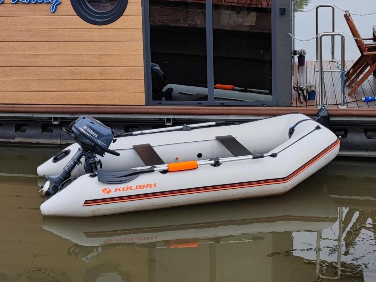 Houseboat Water Boy Apartament Plywajacy Dom Na Wodzie Lodz Uraz  Zewnętrze zdjęcie