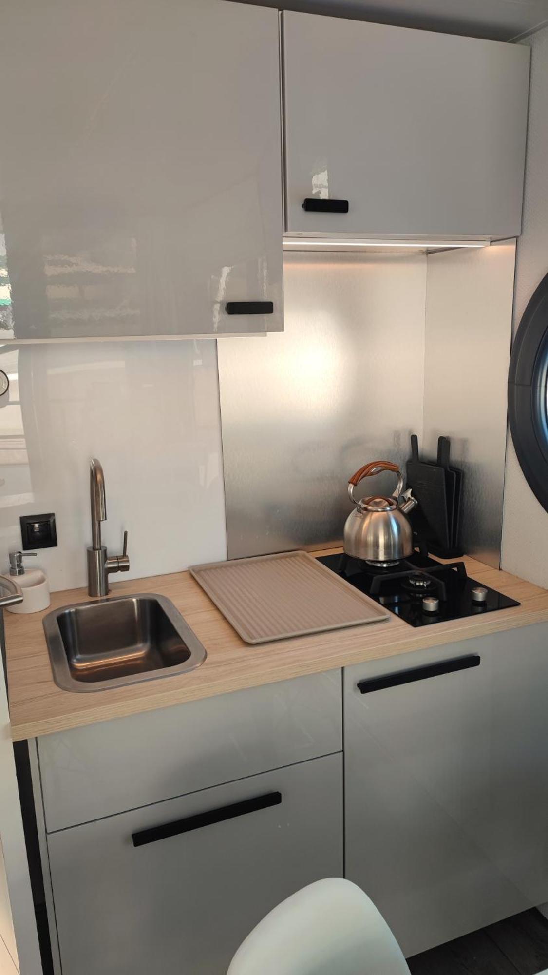 Houseboat Water Boy Apartament Plywajacy Dom Na Wodzie Lodz Uraz  Zewnętrze zdjęcie