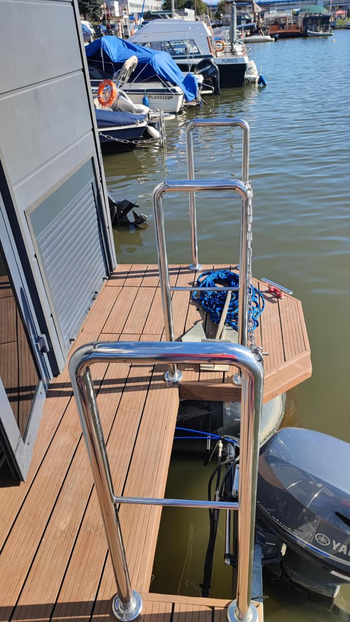 Houseboat Water Boy Apartament Plywajacy Dom Na Wodzie Lodz Uraz  Zewnętrze zdjęcie