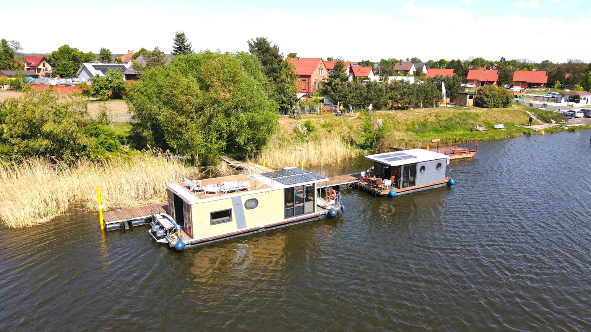 Houseboat Water Boy Apartament Plywajacy Dom Na Wodzie Lodz Uraz  Zewnętrze zdjęcie