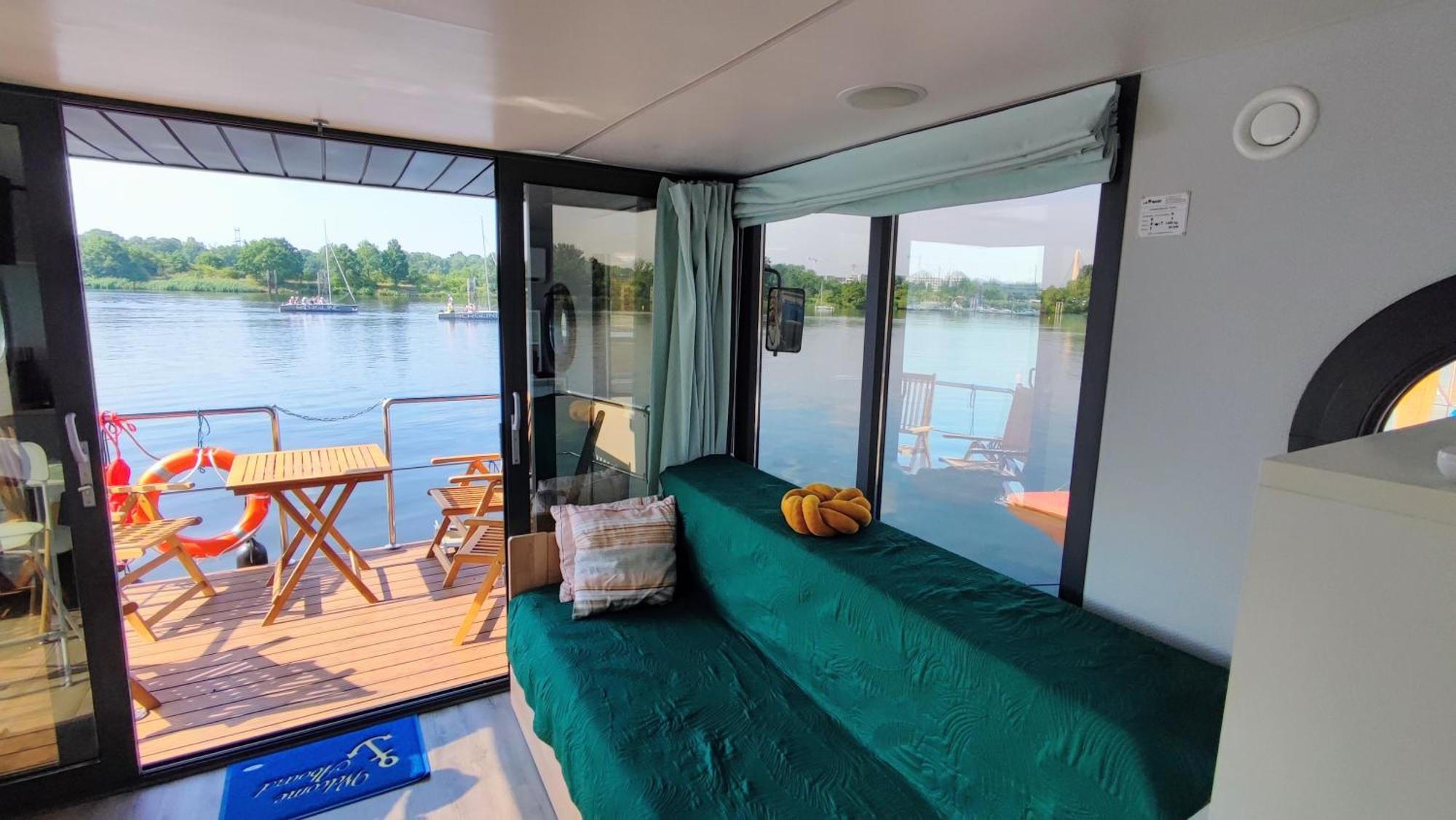 Houseboat Water Boy Apartament Plywajacy Dom Na Wodzie Lodz Uraz  Zewnętrze zdjęcie