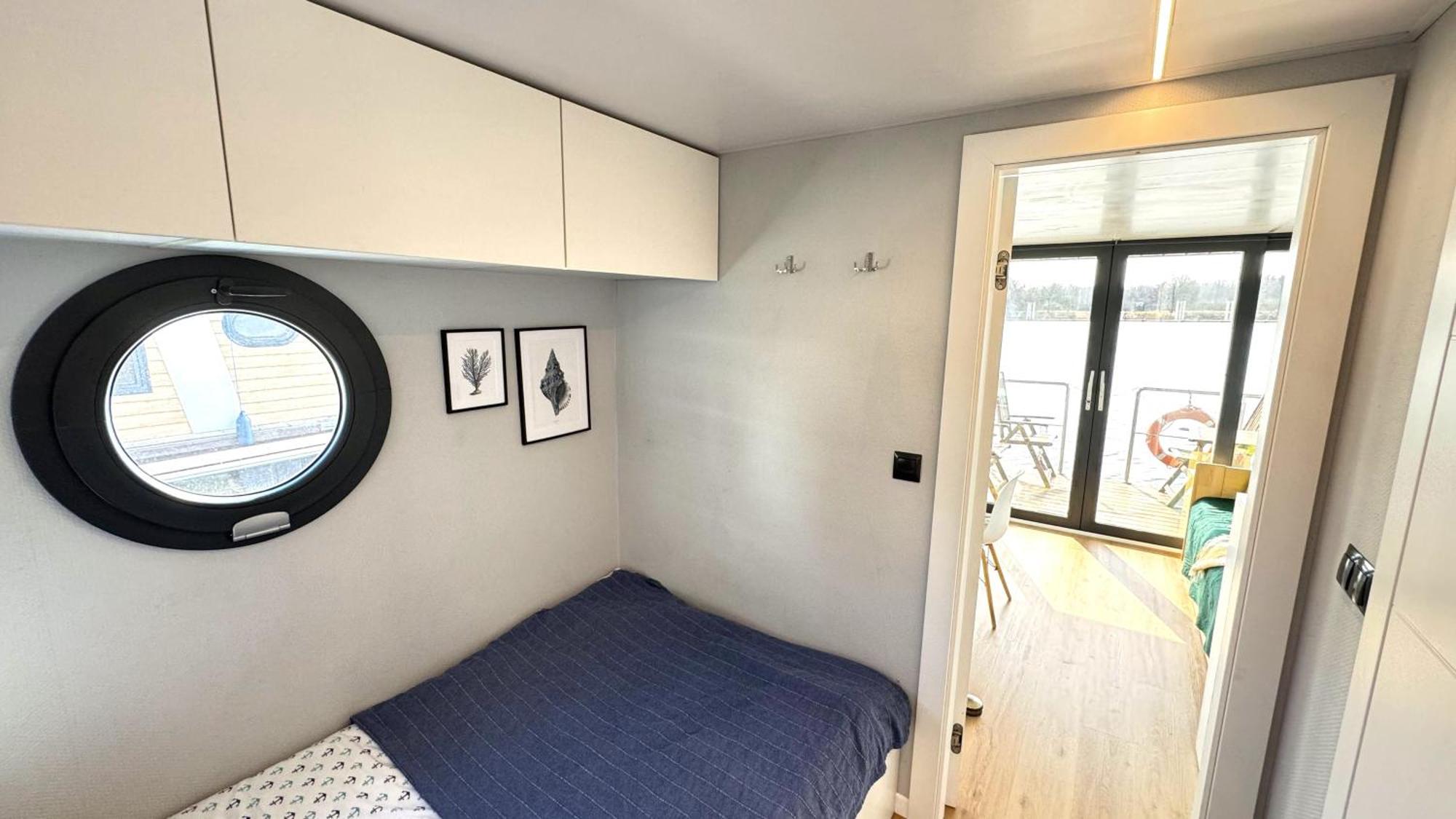 Houseboat Water Boy Apartament Plywajacy Dom Na Wodzie Lodz Uraz  Zewnętrze zdjęcie