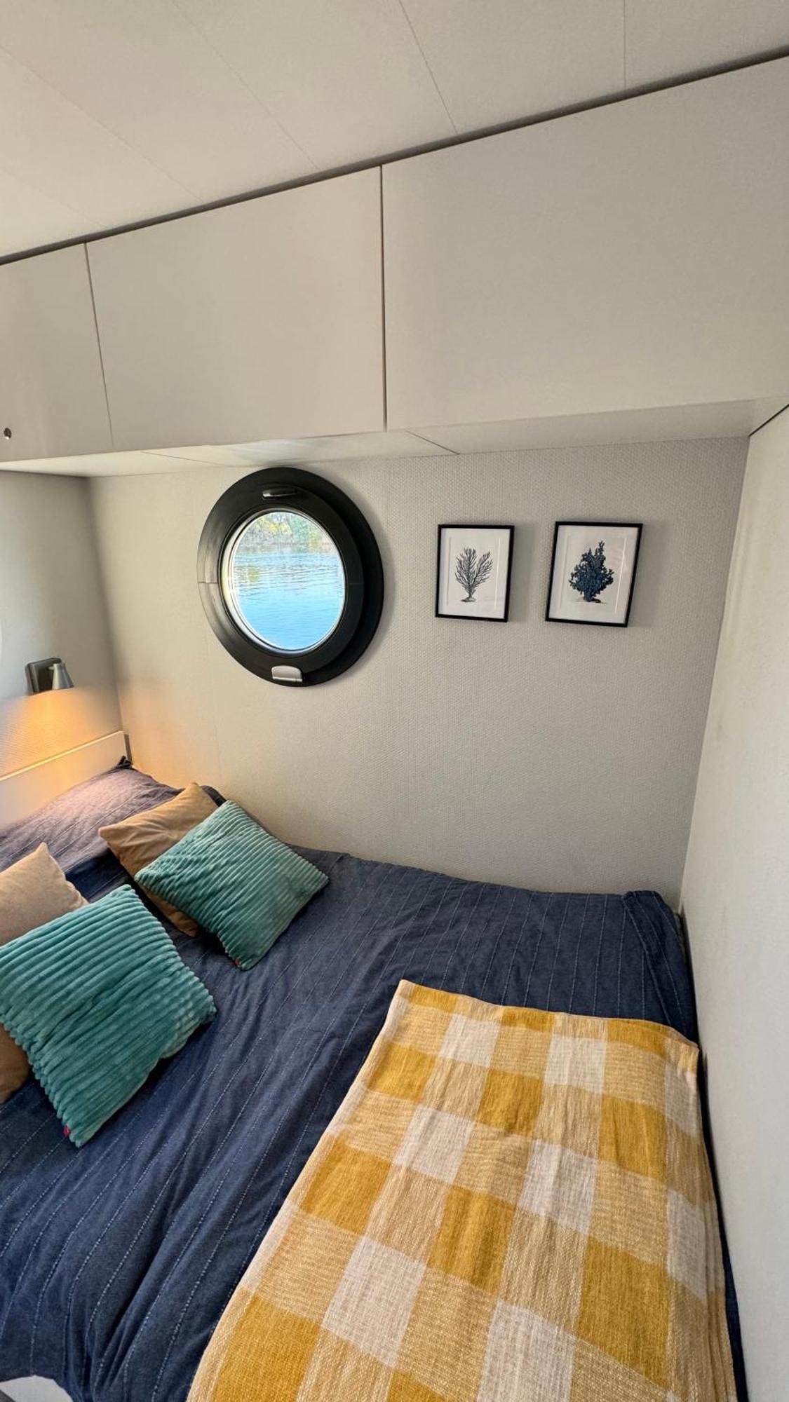 Houseboat Water Boy Apartament Plywajacy Dom Na Wodzie Lodz Uraz  Zewnętrze zdjęcie