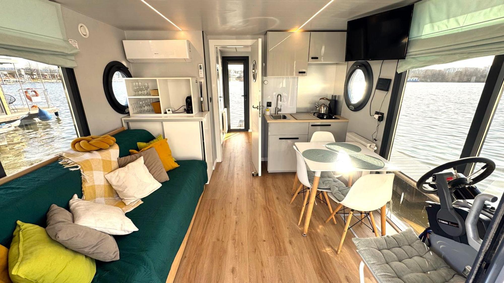 Houseboat Water Boy Apartament Plywajacy Dom Na Wodzie Lodz Uraz  Zewnętrze zdjęcie