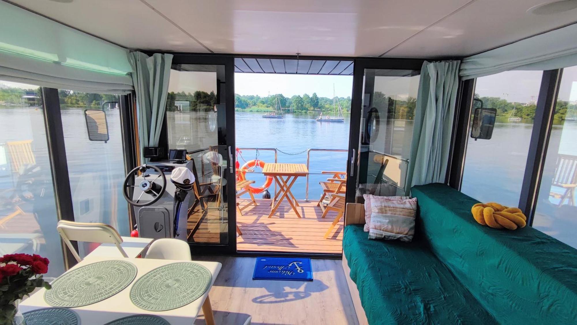 Houseboat Water Boy Apartament Plywajacy Dom Na Wodzie Lodz Uraz  Zewnętrze zdjęcie