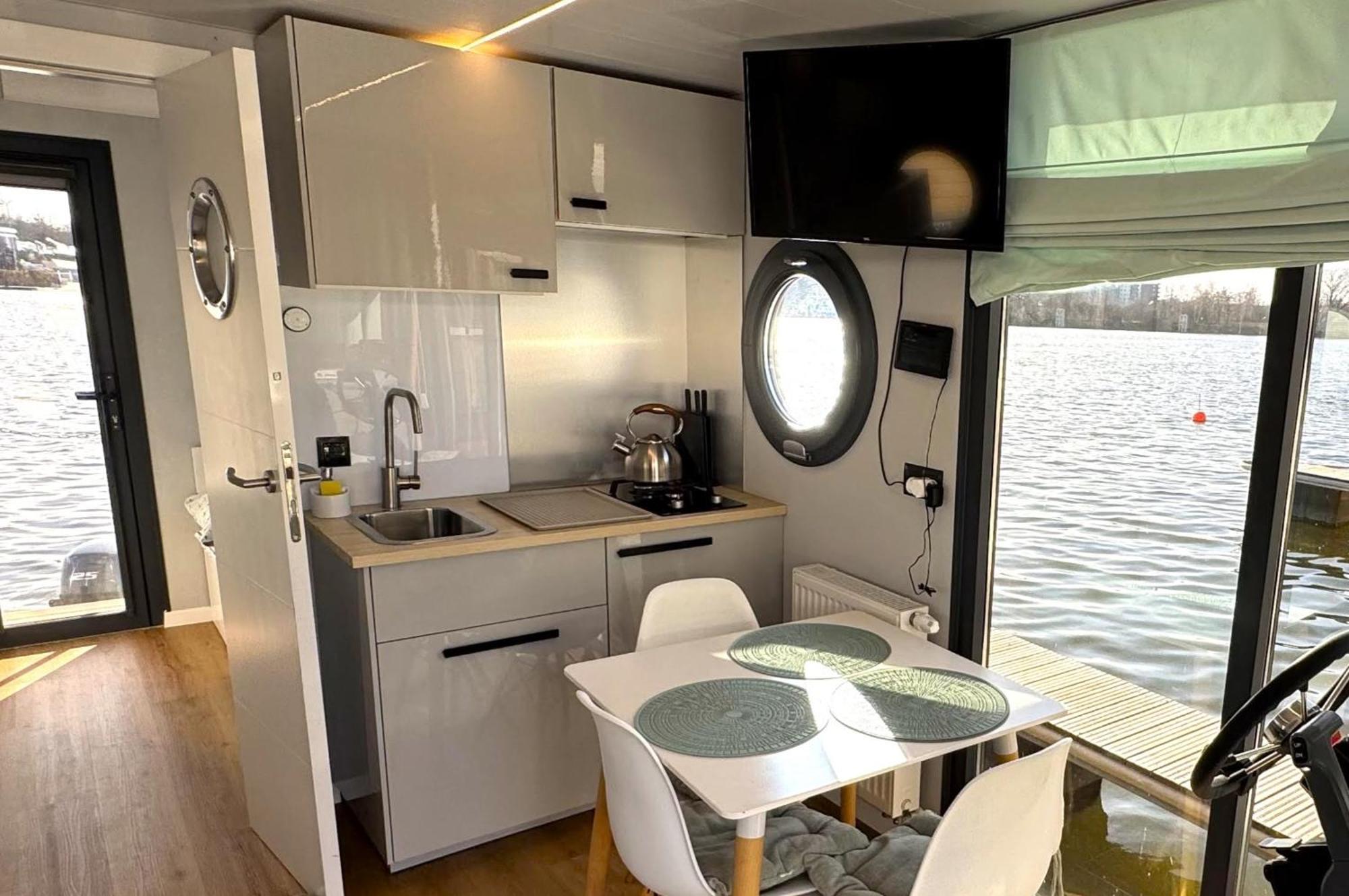 Houseboat Water Boy Apartament Plywajacy Dom Na Wodzie Lodz Uraz  Zewnętrze zdjęcie