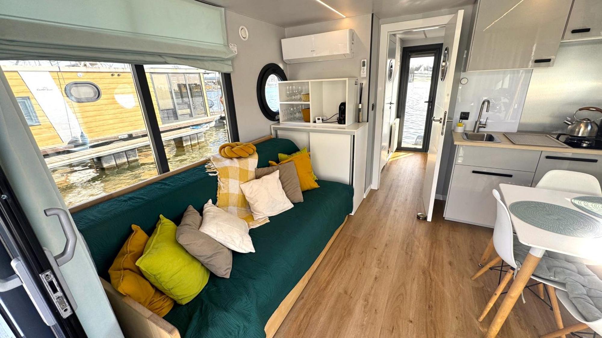 Houseboat Water Boy Apartament Plywajacy Dom Na Wodzie Lodz Uraz  Zewnętrze zdjęcie