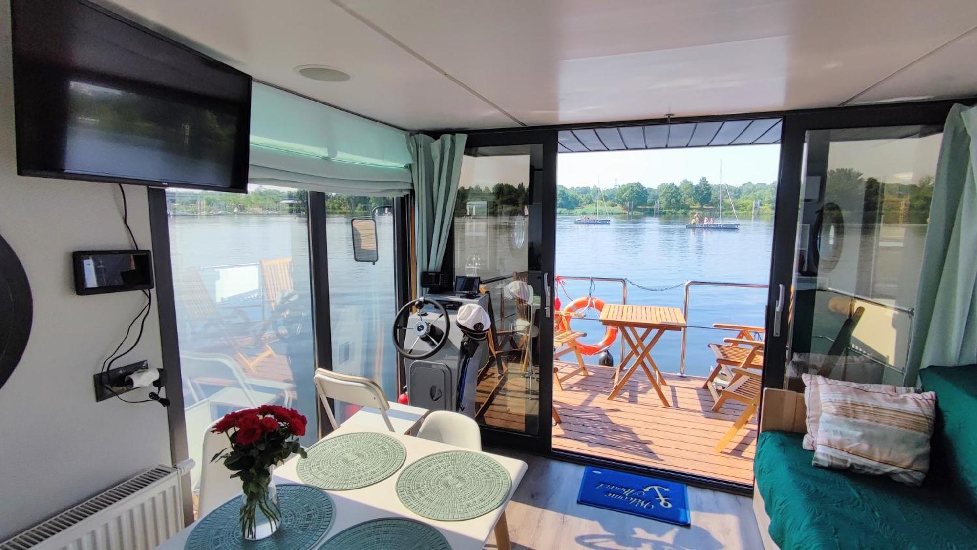 Houseboat Water Boy Apartament Plywajacy Dom Na Wodzie Lodz Uraz  Zewnętrze zdjęcie