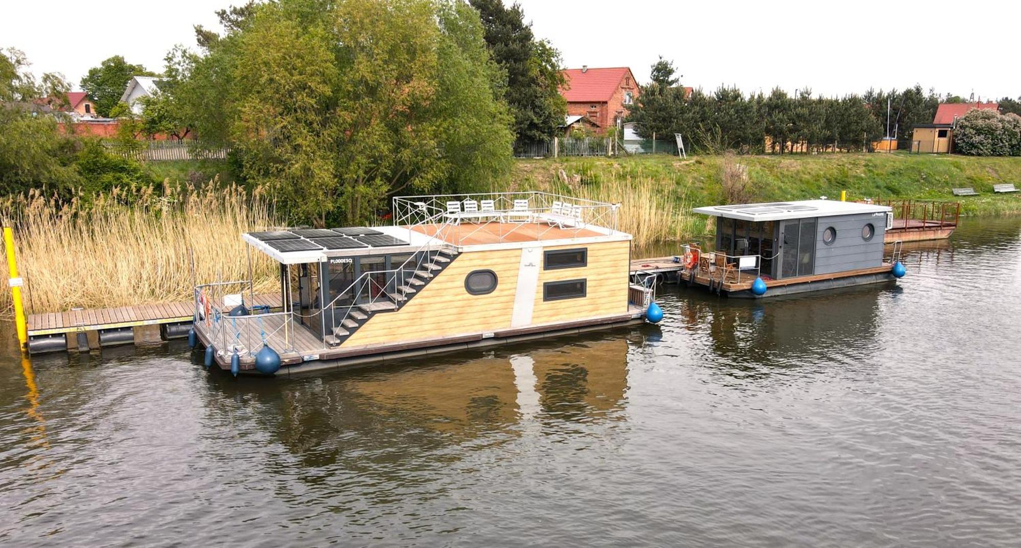 Houseboat Water Boy Apartament Plywajacy Dom Na Wodzie Lodz Uraz  Zewnętrze zdjęcie
