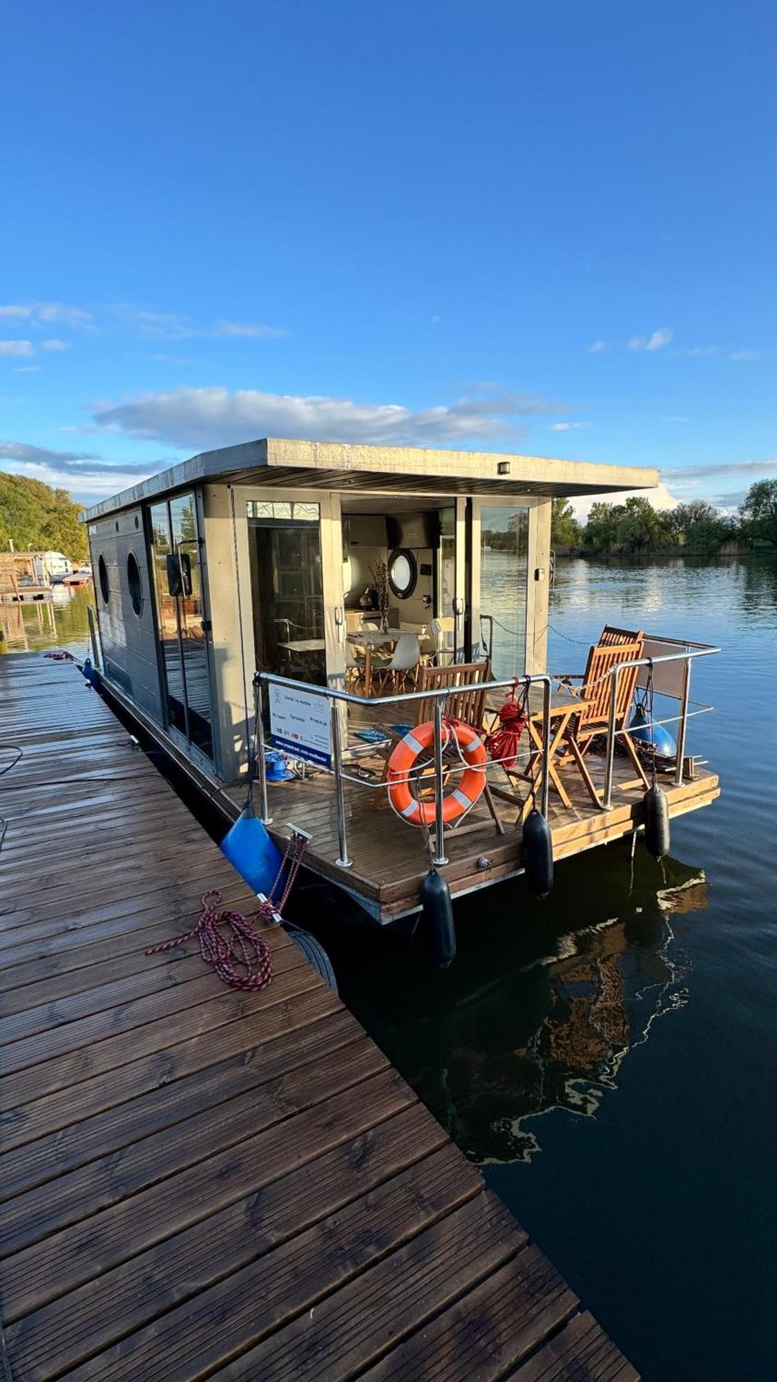 Houseboat Water Boy Apartament Plywajacy Dom Na Wodzie Lodz Uraz  Zewnętrze zdjęcie