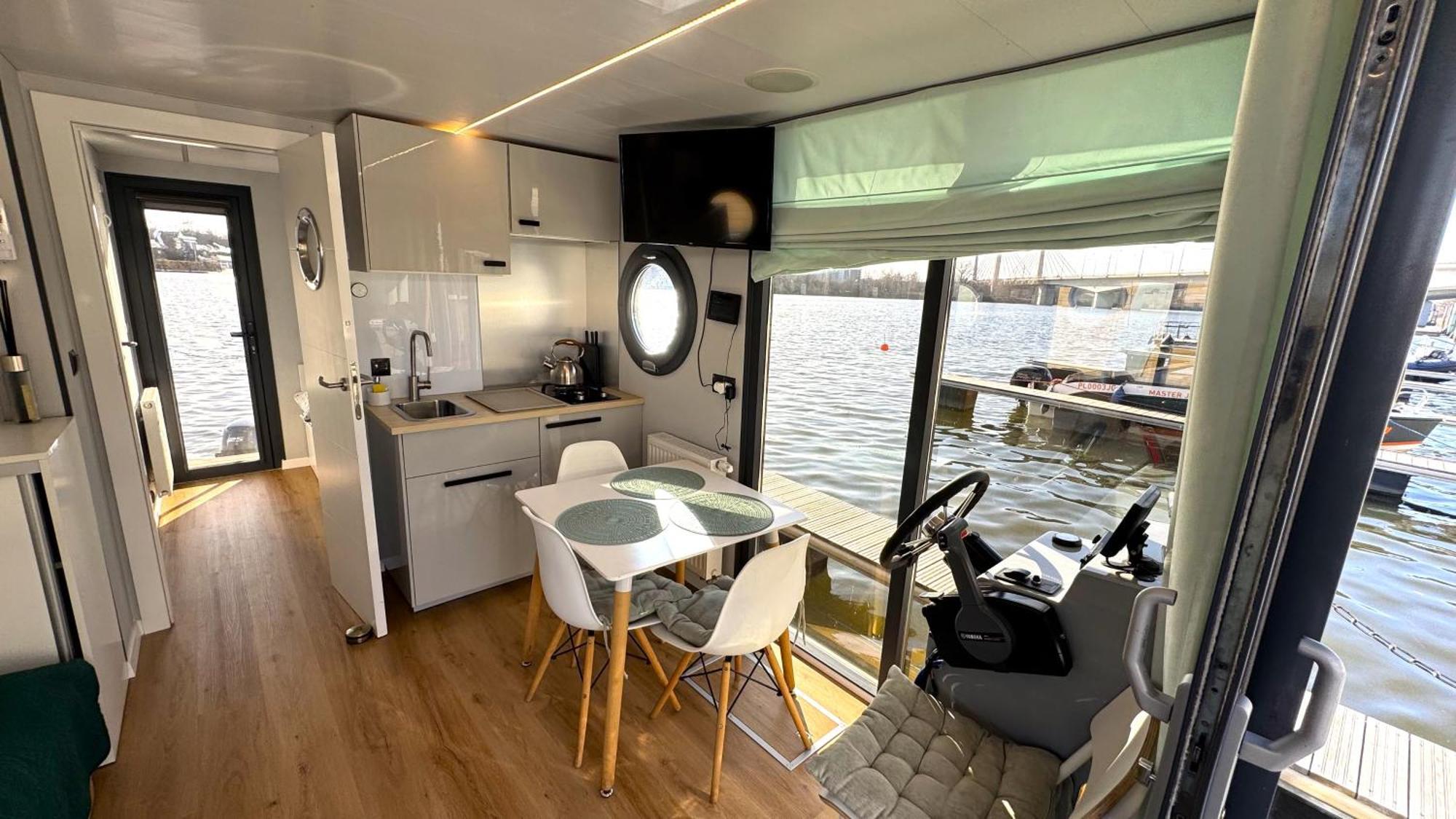 Houseboat Water Boy Apartament Plywajacy Dom Na Wodzie Lodz Uraz  Zewnętrze zdjęcie