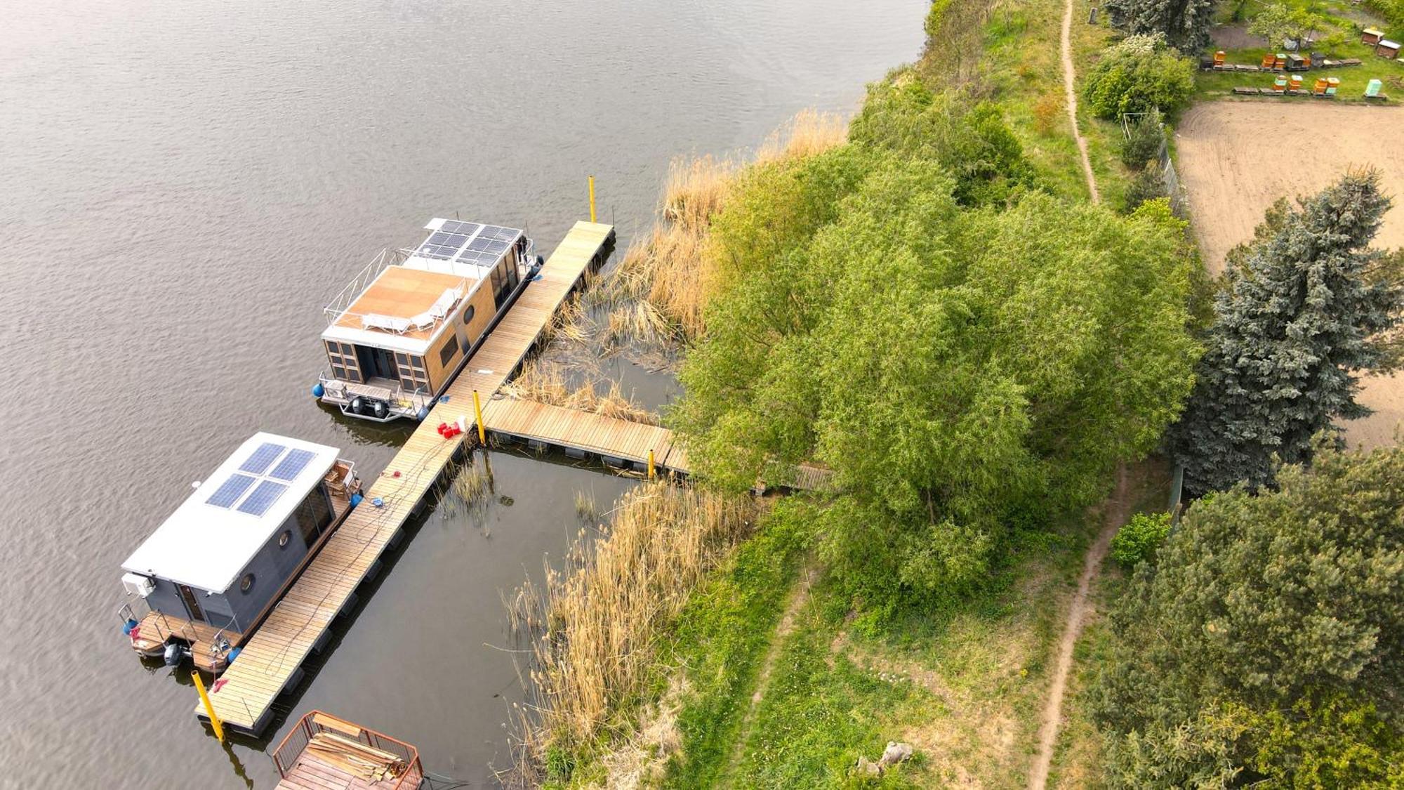 Houseboat Water Boy Apartament Plywajacy Dom Na Wodzie Lodz Uraz  Zewnętrze zdjęcie