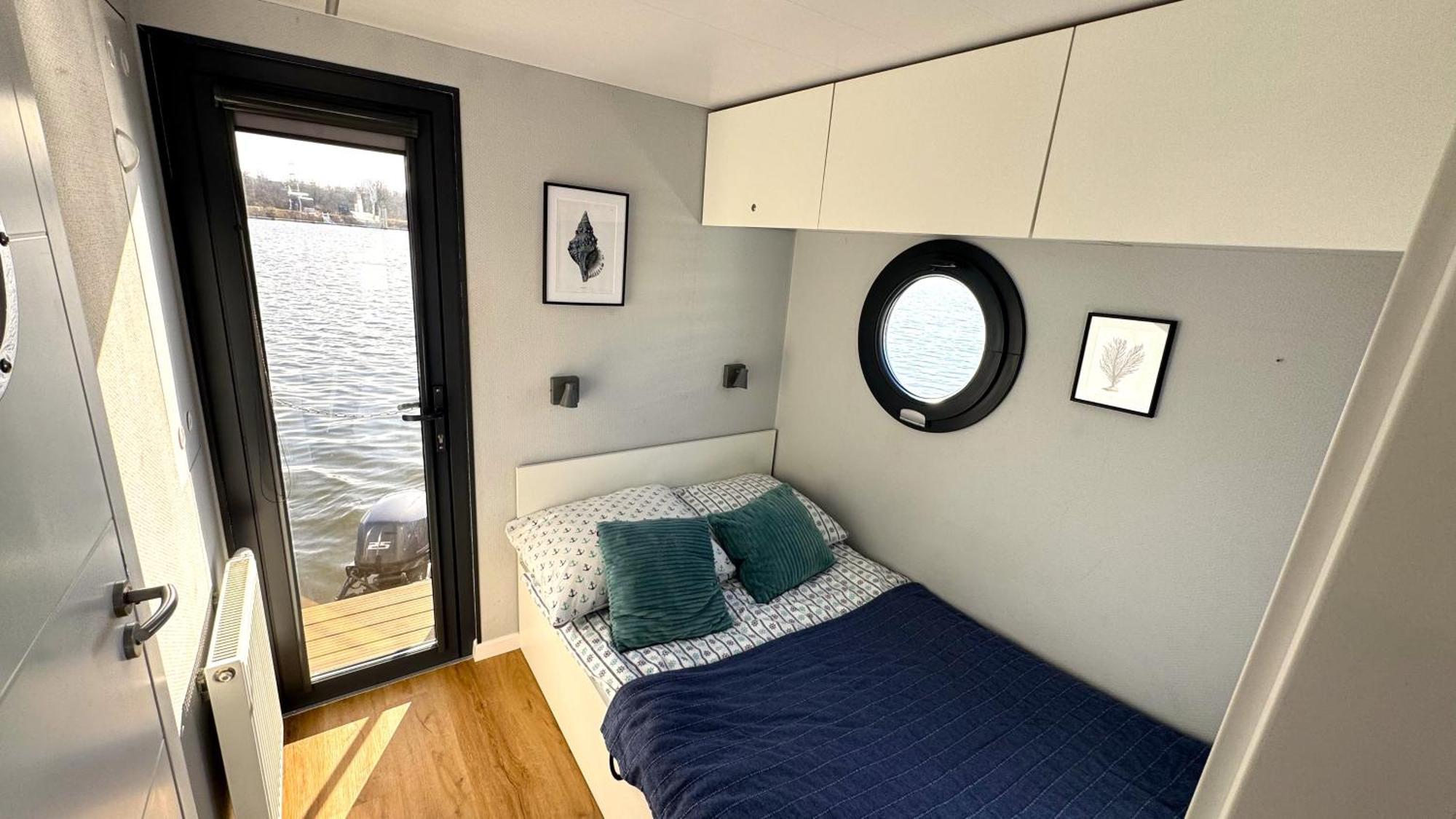 Houseboat Water Boy Apartament Plywajacy Dom Na Wodzie Lodz Uraz  Zewnętrze zdjęcie